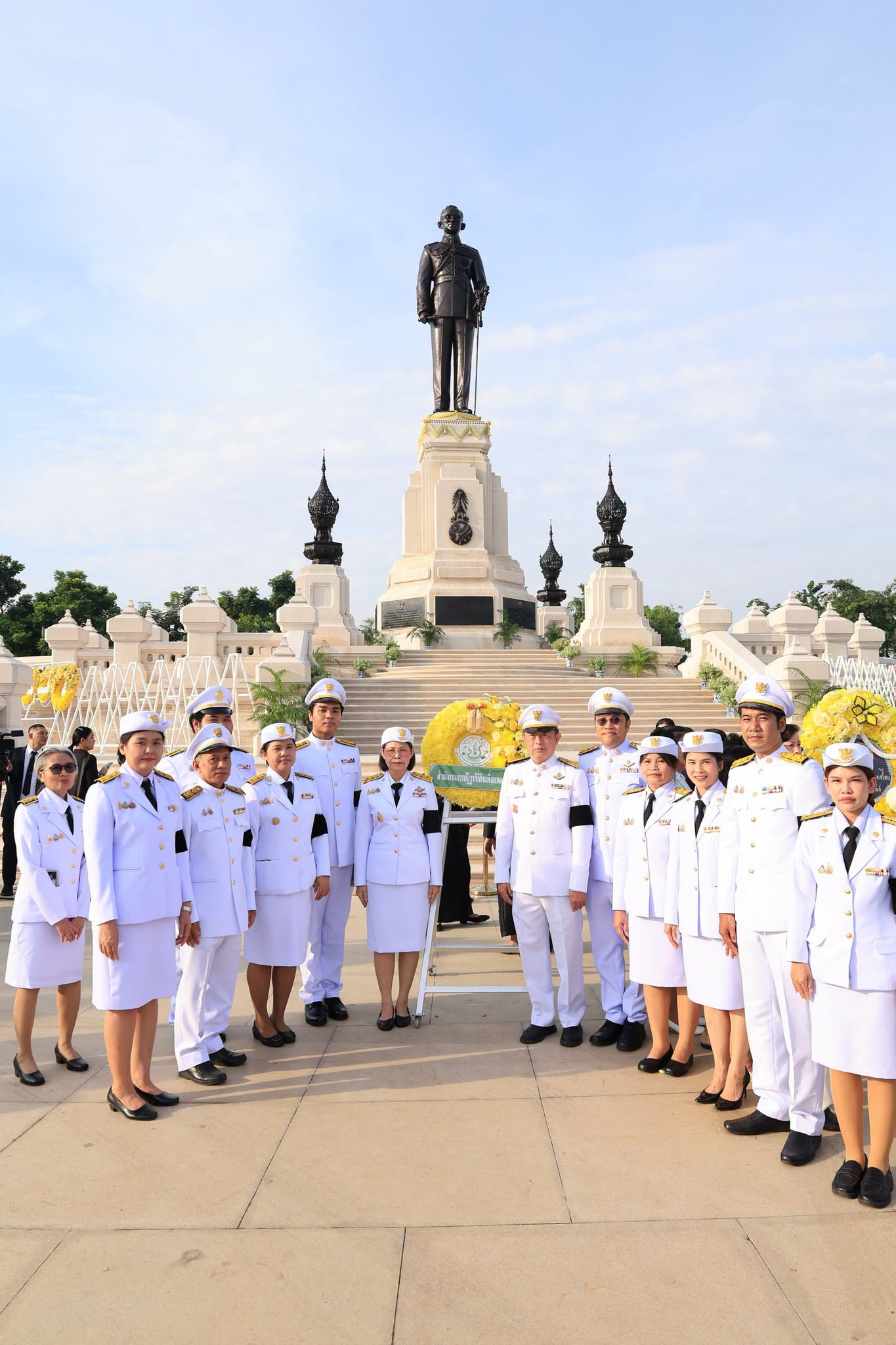 title - ส.ป.ก. ร่วมวางพวงมาลาถวายบังคมพระบรมราชานุสาวรีย์พระบาทสมเด็จพระบรมชนกาธิเบศร มหาภูมิพลอดุลยเดชมหาราช บรมนาถบพิตร เนื่องใน 